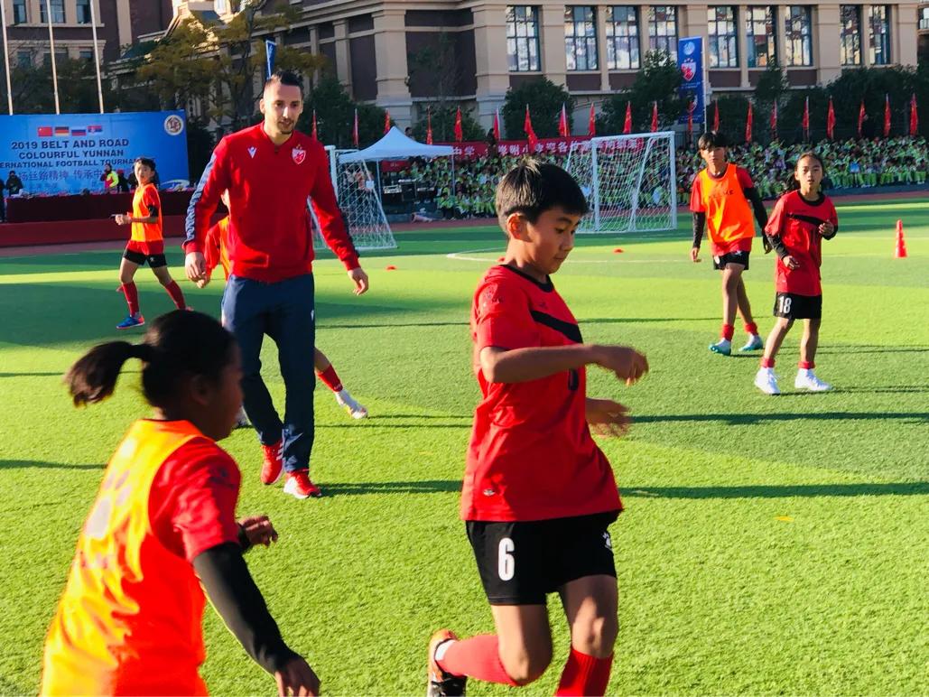 “一带一路彩云之南”国际足球邀请赛走进昆明金岸中学