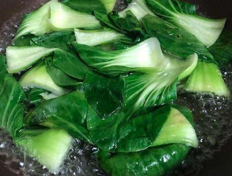 青菜包子出锅总变色？掌握3个窍门，包子暄软鲜香，青翠不发黄