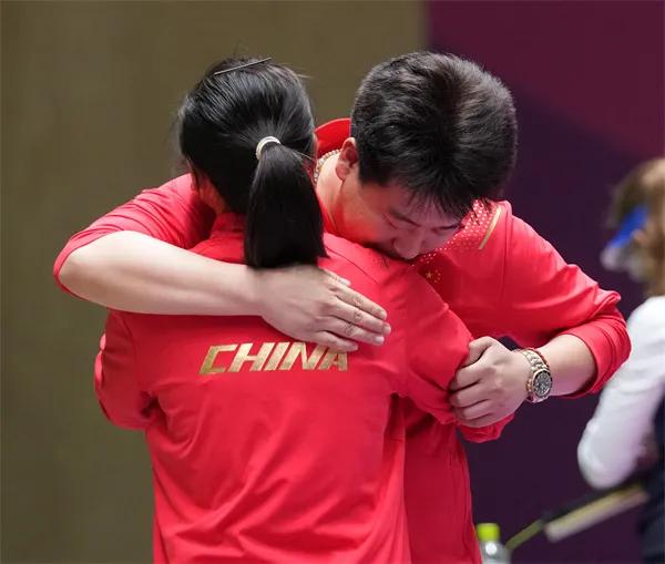 中国队夺得女子四人双桨金牌,中国女子赛艇队四人双桨夺冠