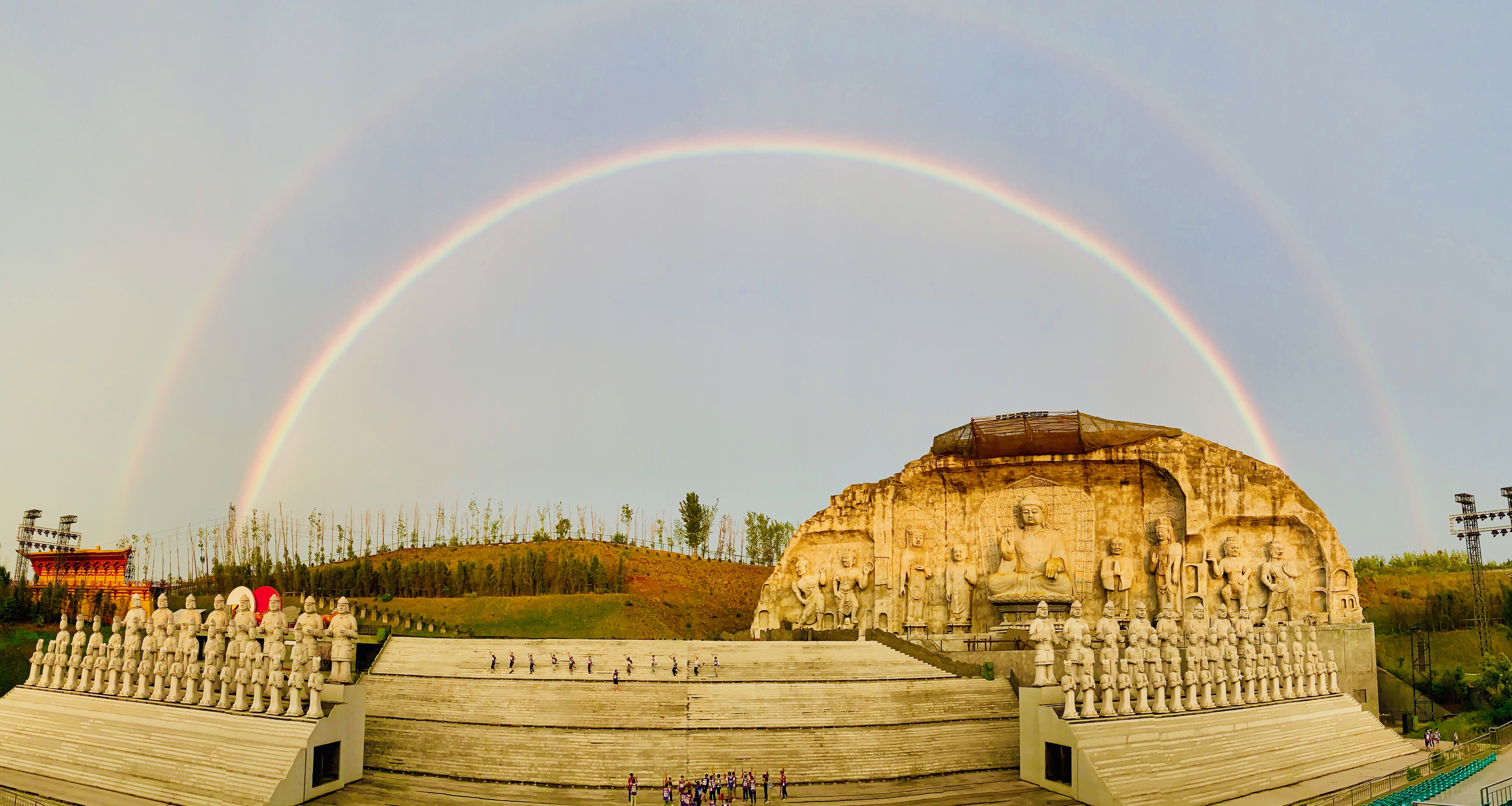 下了一天一夜的小雨,下了一天小雨傍晚居然出现了晚霞