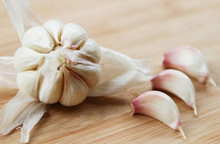 大蒜在眉毛上擦两下能有什么功效,大蒜在眉上擦一擦有什么作用