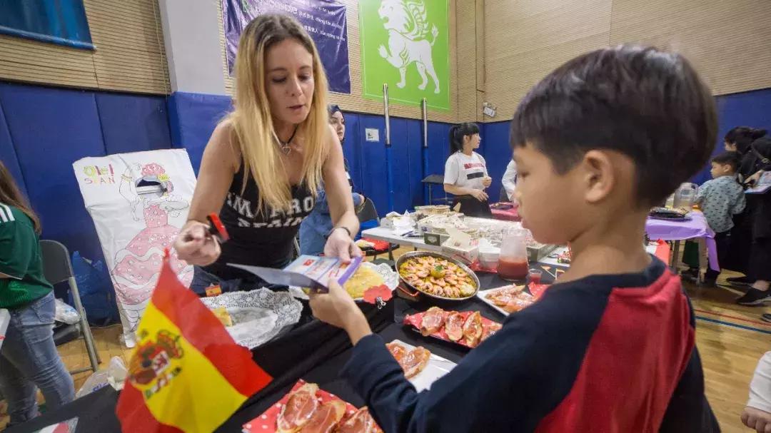 有墨西哥肉卷德国香肠，有棒球运动彩绘走秀，这个学校在干嘛？！