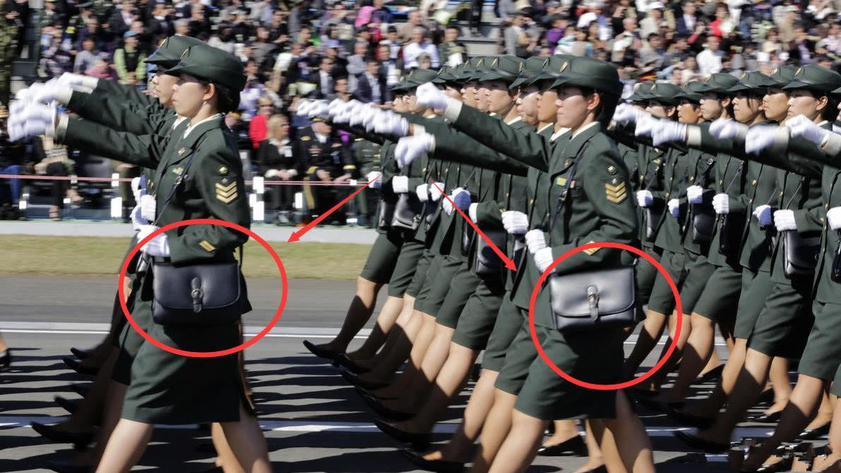 日本自卫队女兵为什么总挎着小包,日本阅兵自卫队女兵小挎包