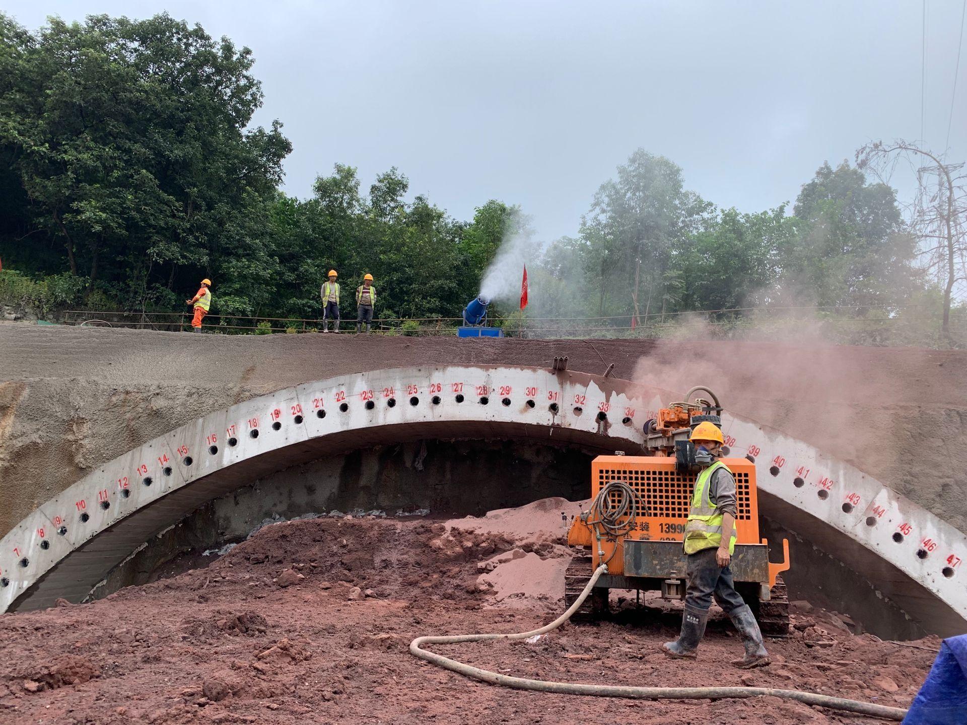 隧道洞口超前大管棚施工工艺,隧道大管施工视频教程