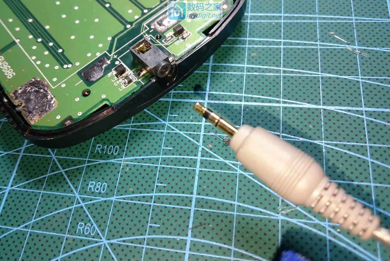 技术大佬秀操作！德州仪器TI-89图形计算器拆机维修及CPU超频