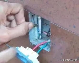 墙上插座松动怎么处理,墙上插座松动了怎么办