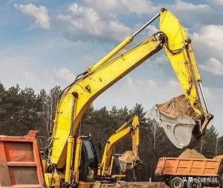开挖掘机一个月工资多少,开挖掘机一个月两万