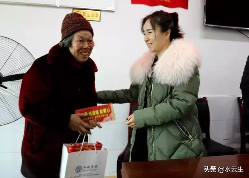 武冈这家公司好大气，给村民拜年发600元一个大红包