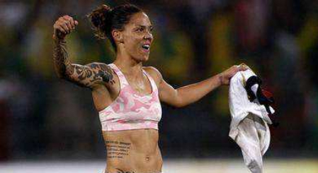 中国女足队长6块腹肌引围观,中国女足秀腹肌白斩鸡