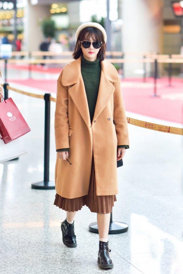 深绿色棕色穿搭高级感,绿色洋气还是咖啡色洋气