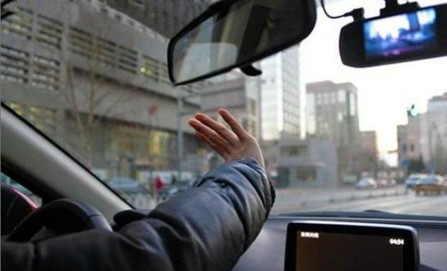 冬天开车车窗起雾开窗,冬天车窗起雾用热风还是冷风除雾