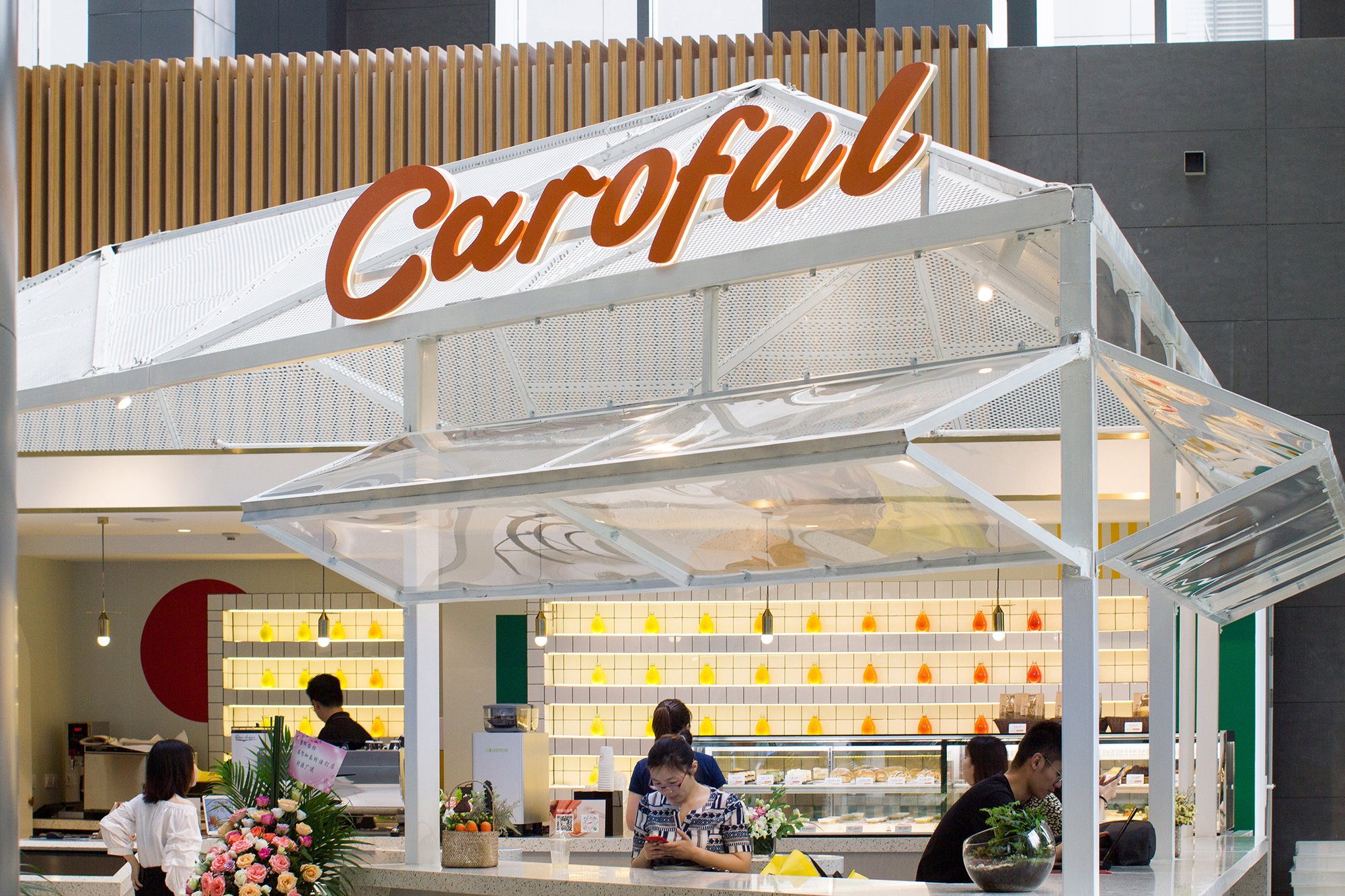 我们在办公大楼里建造了一座通透新鲜的果汁氧吧