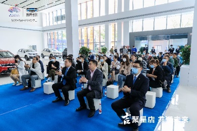 吉聚星店共迎未来吉利浐灞国利店试营业暨车主交车仪式举办