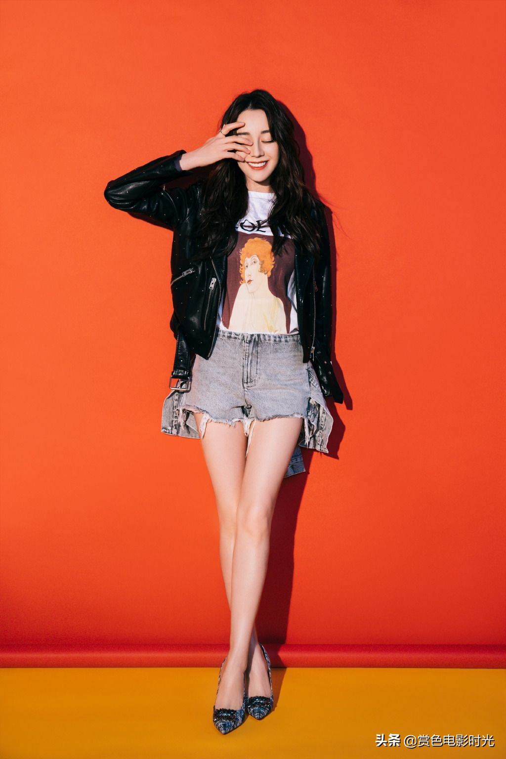 迪丽热巴穿短裤机场路透,迪丽热巴穿黑衣黑裤耍帅