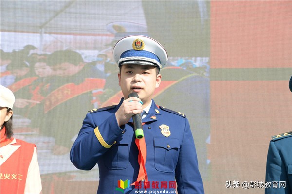 感悟初心使命寻访百名*党**员：徐州市大马路小学校外辅导员聘请仪式