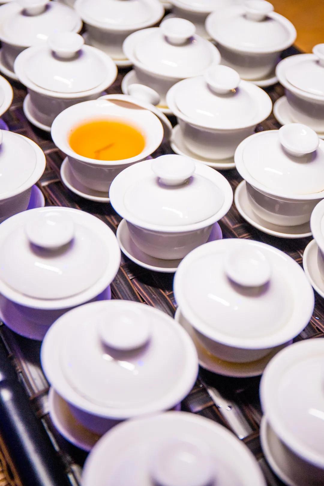 再也不用飞成都了！明星都超爱的贰麻酒馆青岛盛大开业