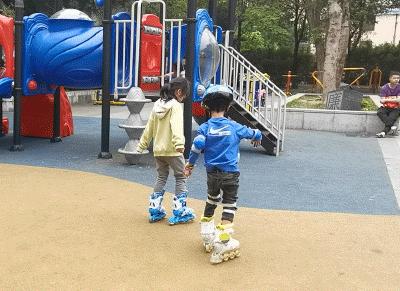 儿童轮滑鞋教学滑行,儿童滑轮滑鞋去哪儿滑