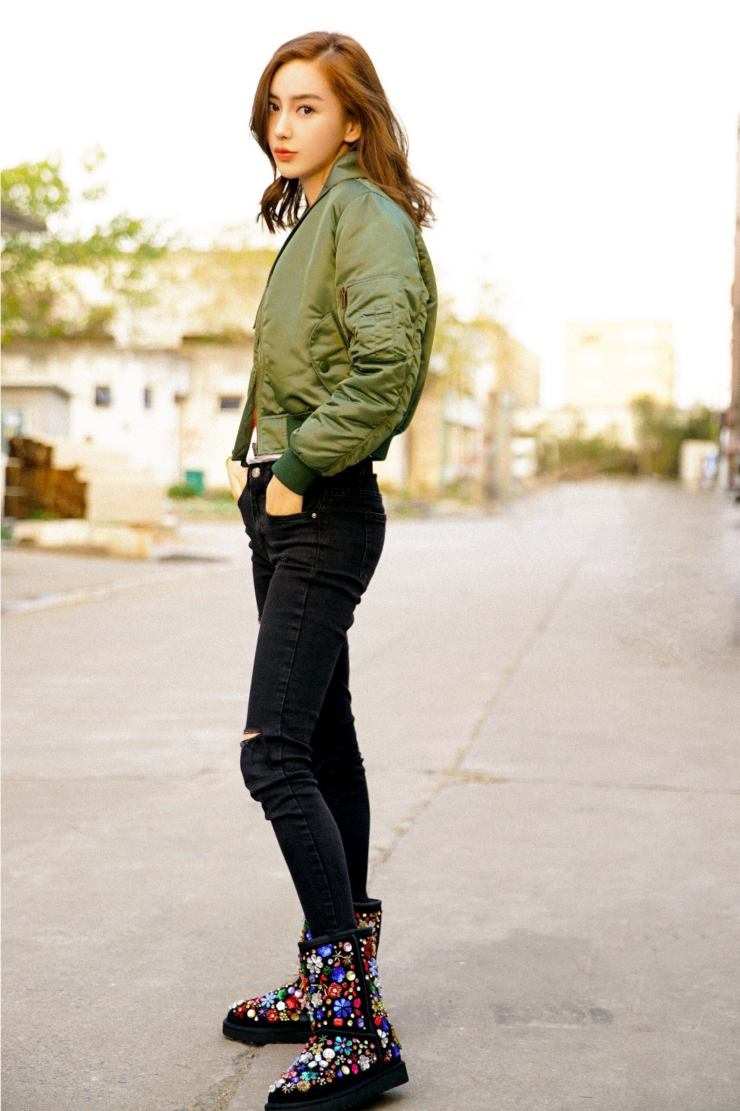 关晓彤穿粉红色羽绒服,关晓彤穿黑羽绒服