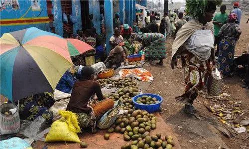 一个虚荣的非洲国家,人人穿名牌像老板一样,实际却住在茅草屋里