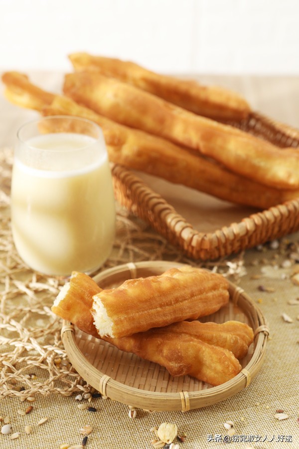 早餐油条怎么做酥脆松软完整教程,酥脆可口的油条是怎么做出来的