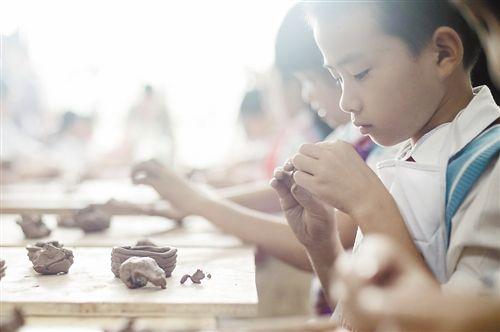 孩子喜欢画画不想去培训班,孩子对画画不感兴趣还学吗