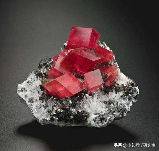 宝石除了能制作首饰还能用来干嘛,宝石的特点有哪些