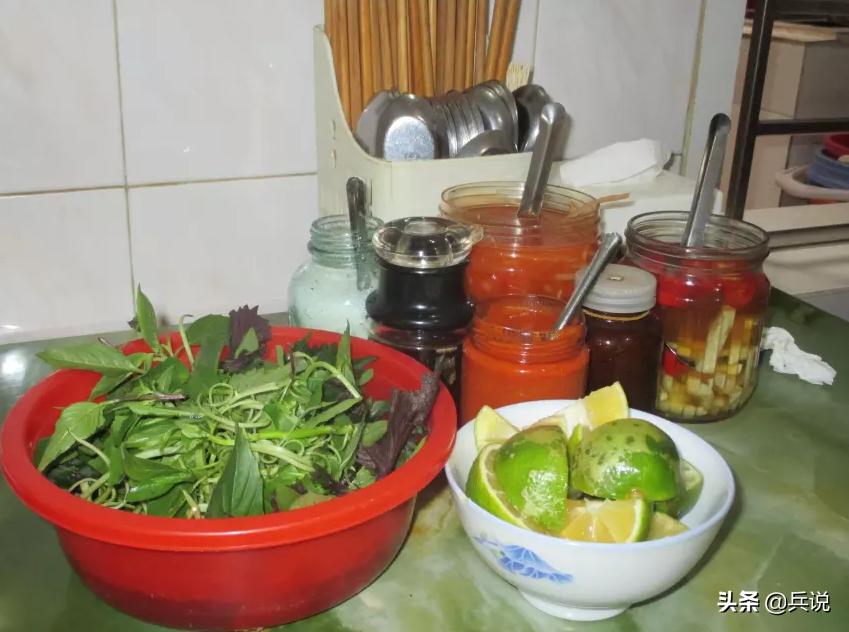 越南老兵重回当年战斗过的洞穴 (越南老兵回忆丛林战争)