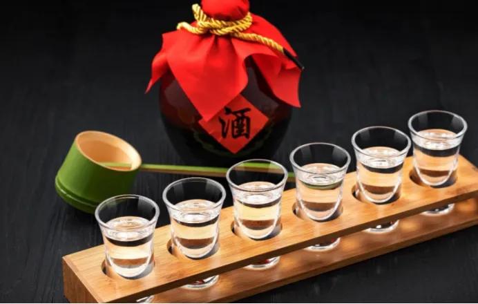 “躲在”街边小卖部的3款白酒，虽然廉价，却都是100%优级纯酿