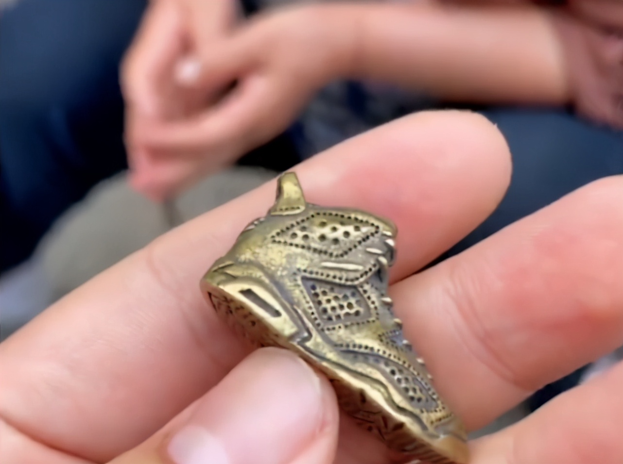 小伙淘地摊货淘到了清朝古董,小伙捡漏一个古玩卖了3万后续