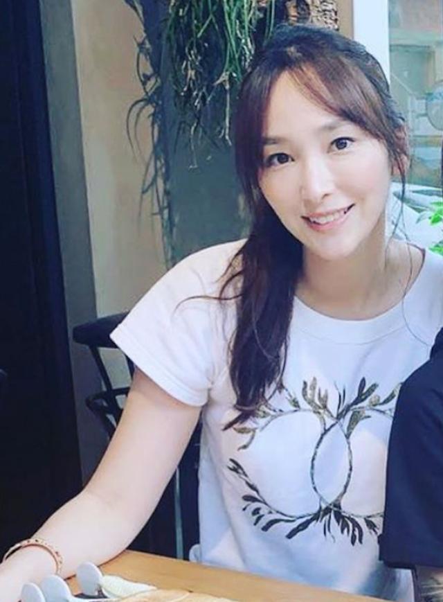 吴佩慈生四胎后皮肤松弛,颜值崩塌,她不生也会老的