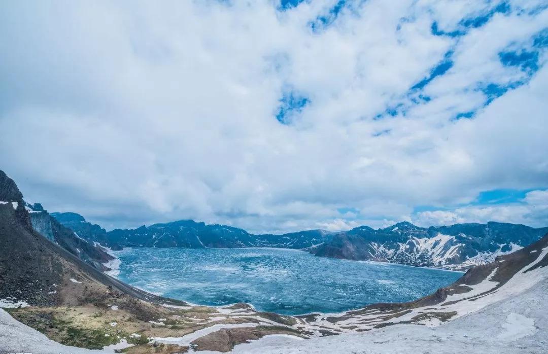 长白山天池海拔2189米,鱼无法游到这里,这些鱼哪来的?