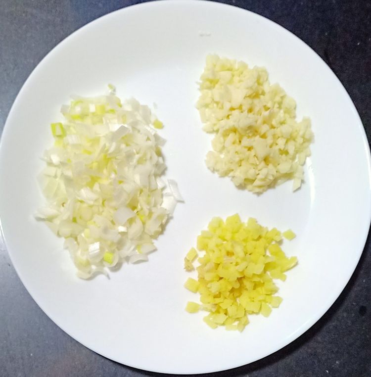 小河虾怎么炸又酥又脆配洋葱,小河虾怎么炸又酥又脆不回软