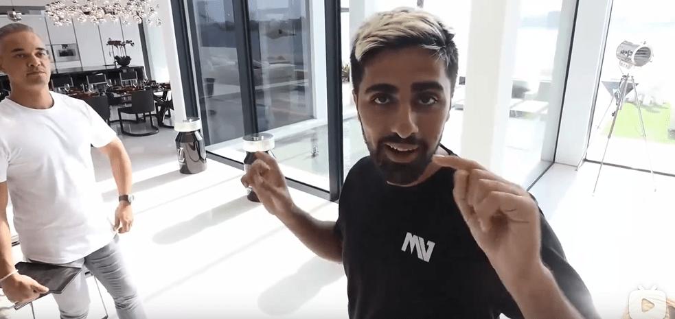 迪拜男子奋斗十年买下劳斯莱斯,迪拜小伙卖掉劳斯莱斯买法拉利