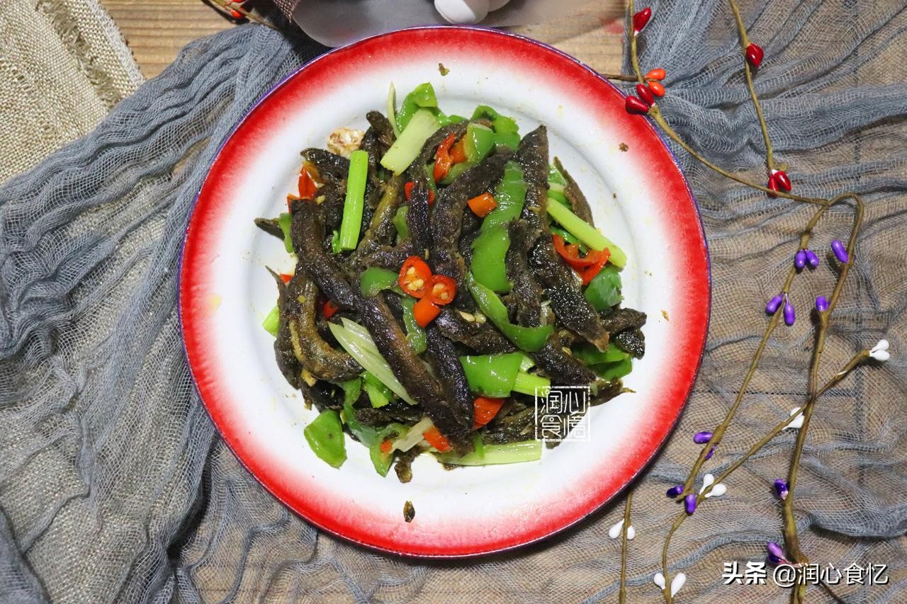 活跃于稀泥田里，乡下小孩都抓过！吃了健脾益肾，很多人不敢吃