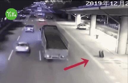 当心掉物,注意路上捡东西的危险