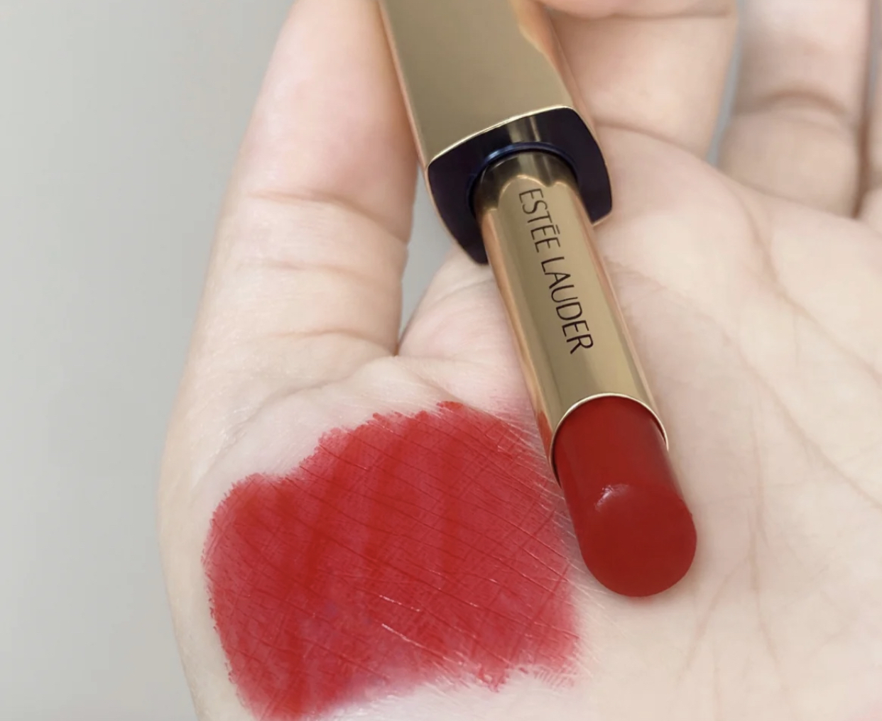 年纪大不喜欢口红,年龄小是不是不适合太红的口红