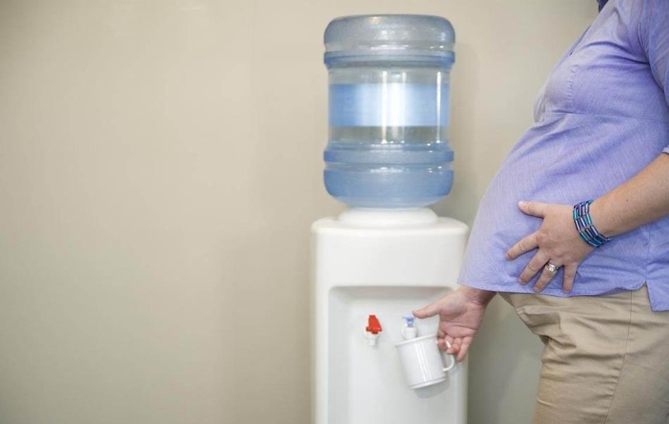 月子喝水用什么奶瓶,坐月子孕妈要不要多喝水