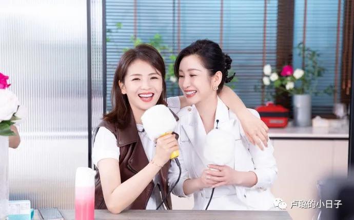 被秦海璐的私服惊艳了,秦海璐穿搭同款