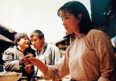 涉嫌*税偷**入狱,被保释出狱之后风采依旧,爱情事业双丰收