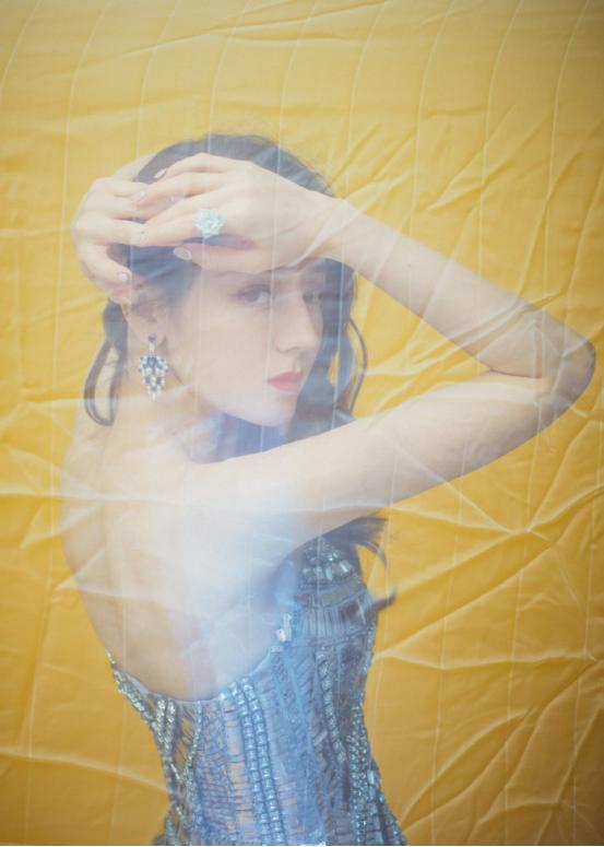 迪丽热巴穿西装拿奖状,迪丽热巴穿纱裙