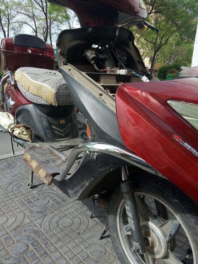 简易款电动车前叉前后晃动怎么修,电动车前叉变形怎么撬回去