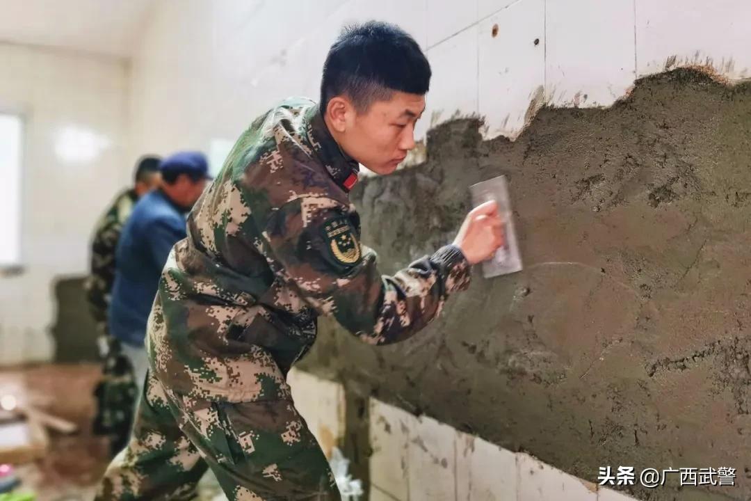 这次，中队长把厕所砸了！