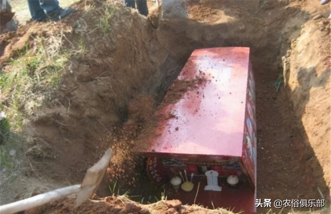 农村丧葬习俗：从选择坟地打井坑到葬后祭祀，这4件事需要多注意