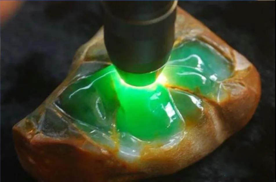 翡翠直播间一晚卖百万,翡翠直播一个月赚多少钱