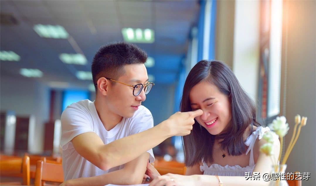 异性之间做红颜知己还是蓝颜知己,情侣之间该不该有红颜蓝颜知己