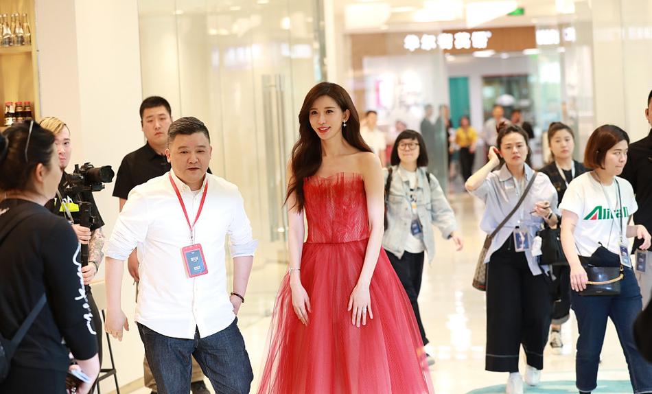 林志玲红色内衣代言,林志玲出席代言风情妩媚