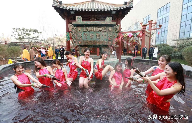 美女红酒肚兜秀，最美中国风，寒冬中华郡嗨翻天