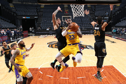 詹皇正面回应末节爆发,詹皇末节9中2险成罪人