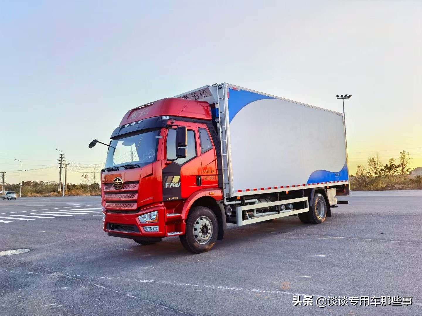 蓝牌冷藏鲜活水产运输车,鲜活水产运输车价格