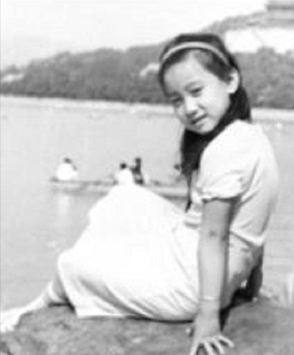 军旅歌手谭晶:32岁嫁41岁老公,37岁做妈妈,丈夫是科学家